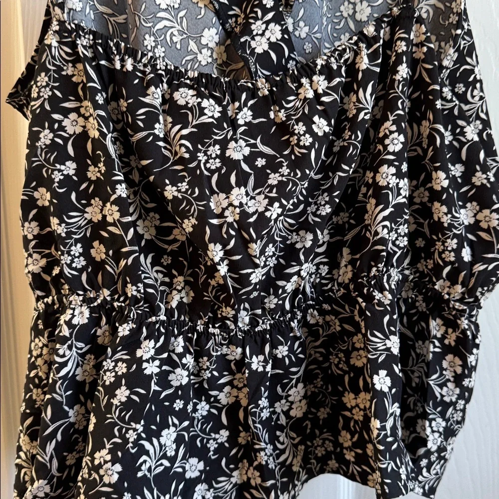 Zenobia Black & White Floral V-Neck Spaghetti Strap Tank Top - Picture 6 of 7